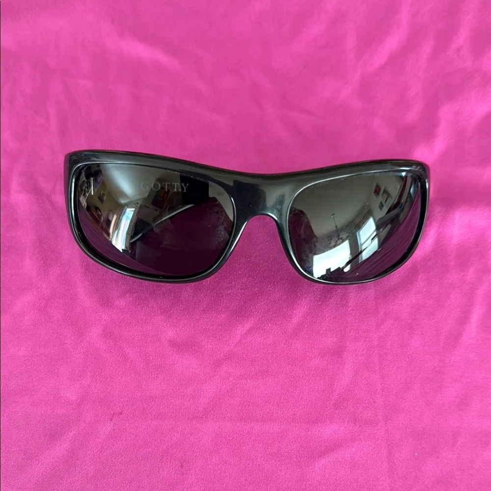 Hoven “gotty” polarized wrap Black Sunglasses pluss extra wrap pair